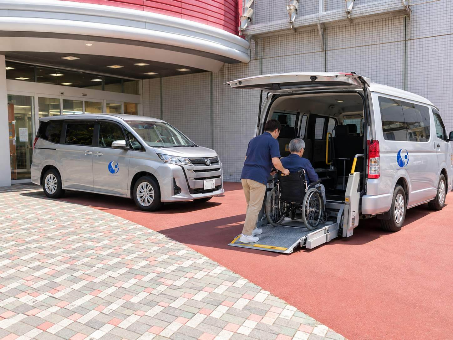 送迎車　車いすリフト
